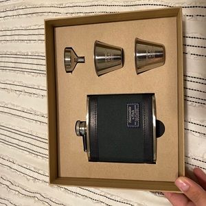 Abercrombie & Fitch flask kit.